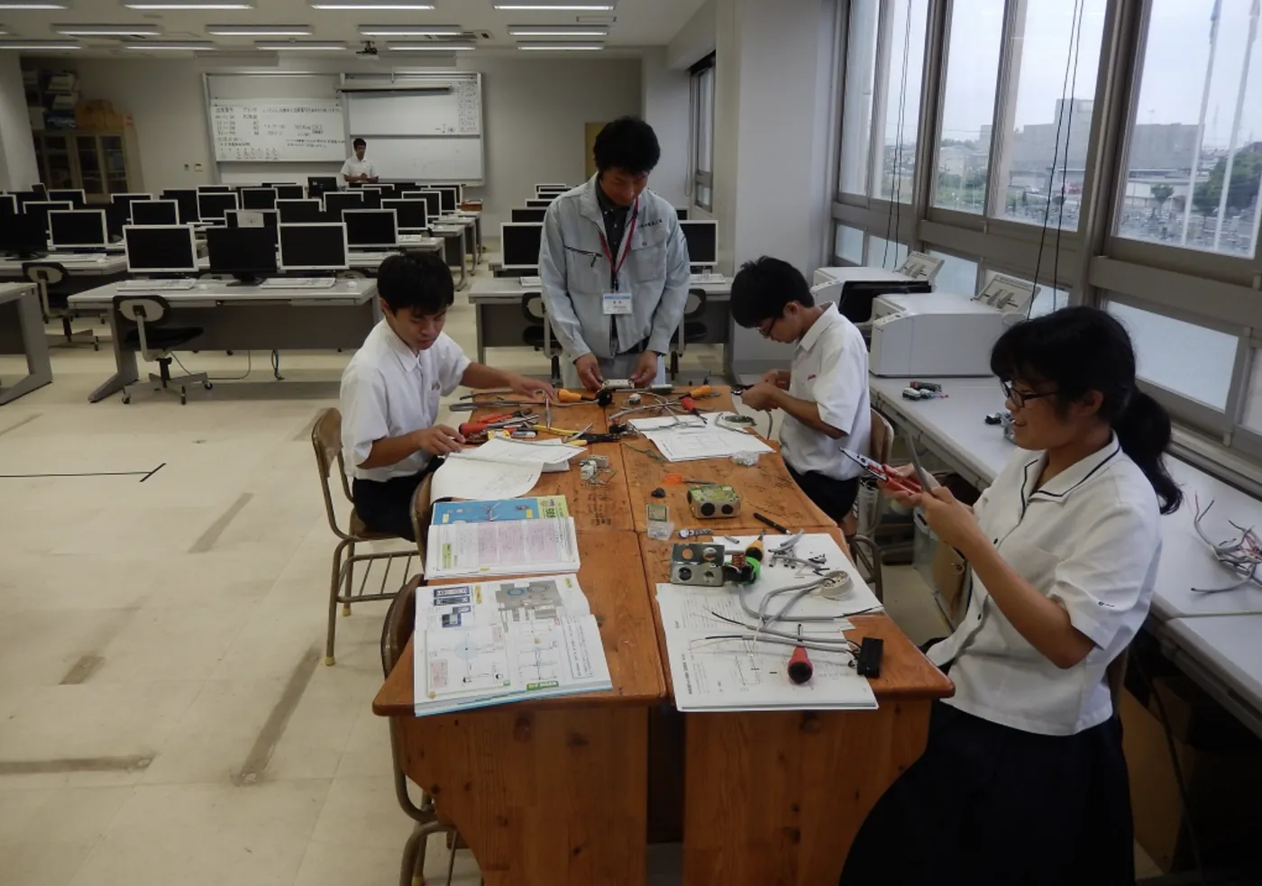 工業高校での教育サポート